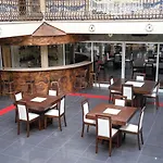 Elegancia & Carros ベッド・アンド・ブレックファスト 4*