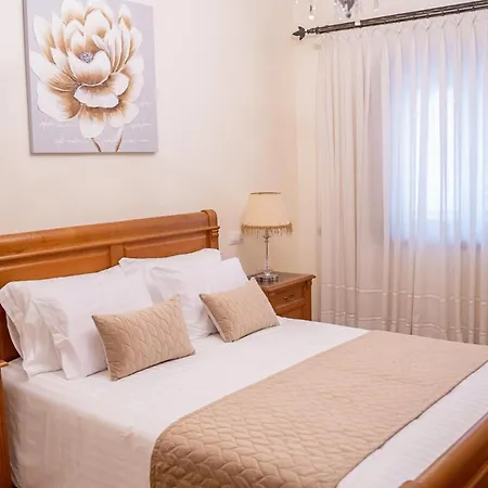 לינה וארוחת בוקר Elegancia & Carros 4*