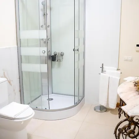 לינה וארוחת בוקר Elegancia & Carros 4*