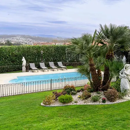 לינה וארוחת בוקר Elegancia & Carros 4*