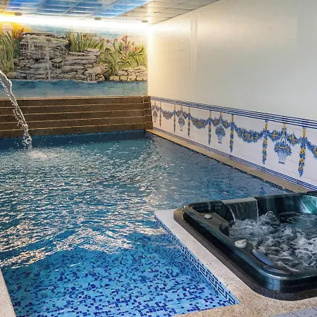 לינה וארוחת בוקר Elegancia & Carros 4*