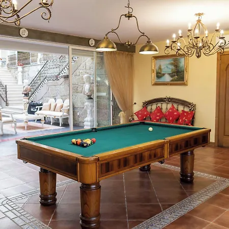 Elegancia & Carros Bed & Breakfast 4*