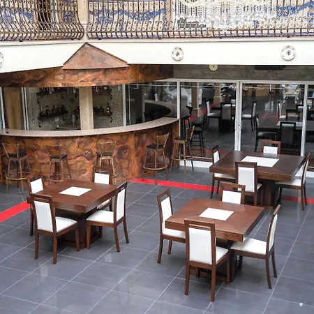 Elegancia & Carros Bed & Breakfast 4*